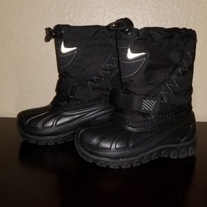 Black toddler size 7 snow boots